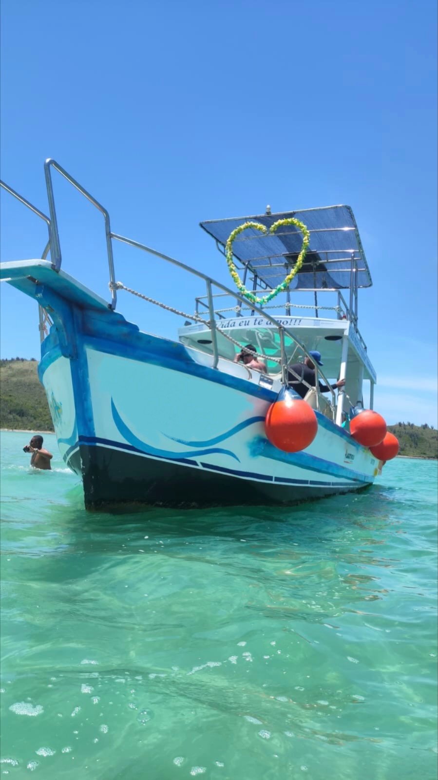 Passeio de Barco Privativo em Cabo Frio com Tobogã, Trampolim, Balanço, e Karaokê!