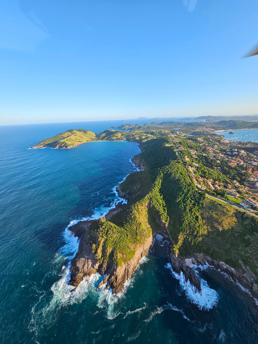 Contemple o contorno espetacular da península de Búzios do alto. Uma vista aérea única e inesquecível de toda a região costeira. Reserve com sinal de apenas 10%!