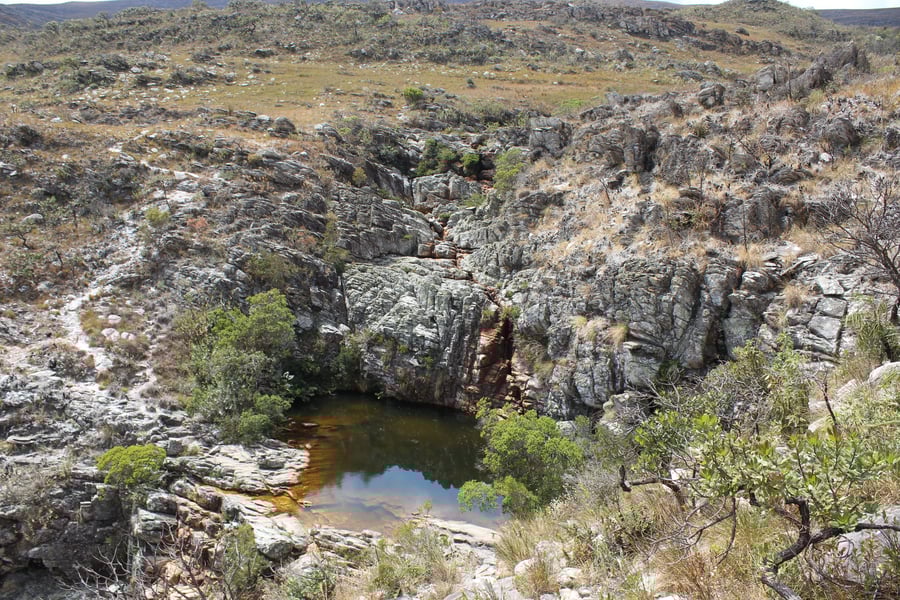 Entre reflexos e movimento, a cachoeira revela sua beleza em cada detalhe.