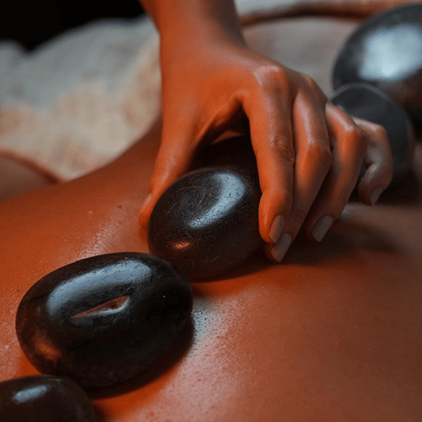 Transforme sua pausa em poder. Ideal para quem está com dores intensas ou sobrecarga muscular, esse protocolo combina massagem terapêutica com técnicas de liberação miofascial, ajudando a reduzir desconfortos e restaurar o bem-estar. Você ainda pode incluir a ventosaterapia para potencializar os resultados e finalizamos com pedras quentes nas costas, promovendo relaxamento profundo.