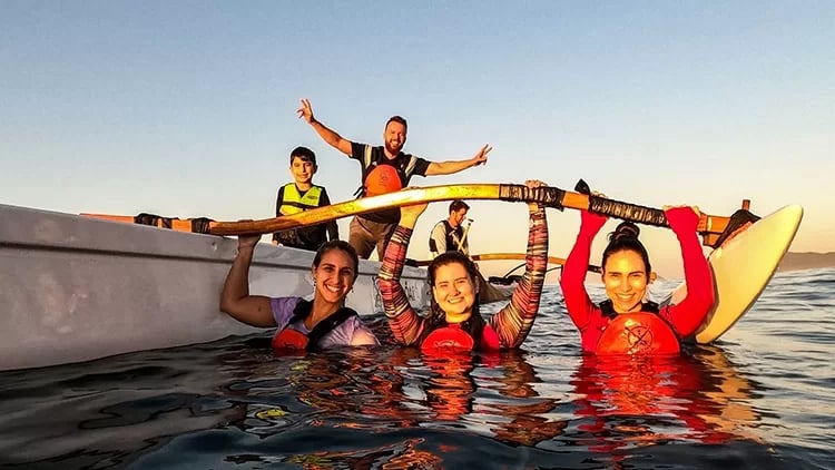 Preciso saber nadar para remar de canoa havaiana na Bravus?