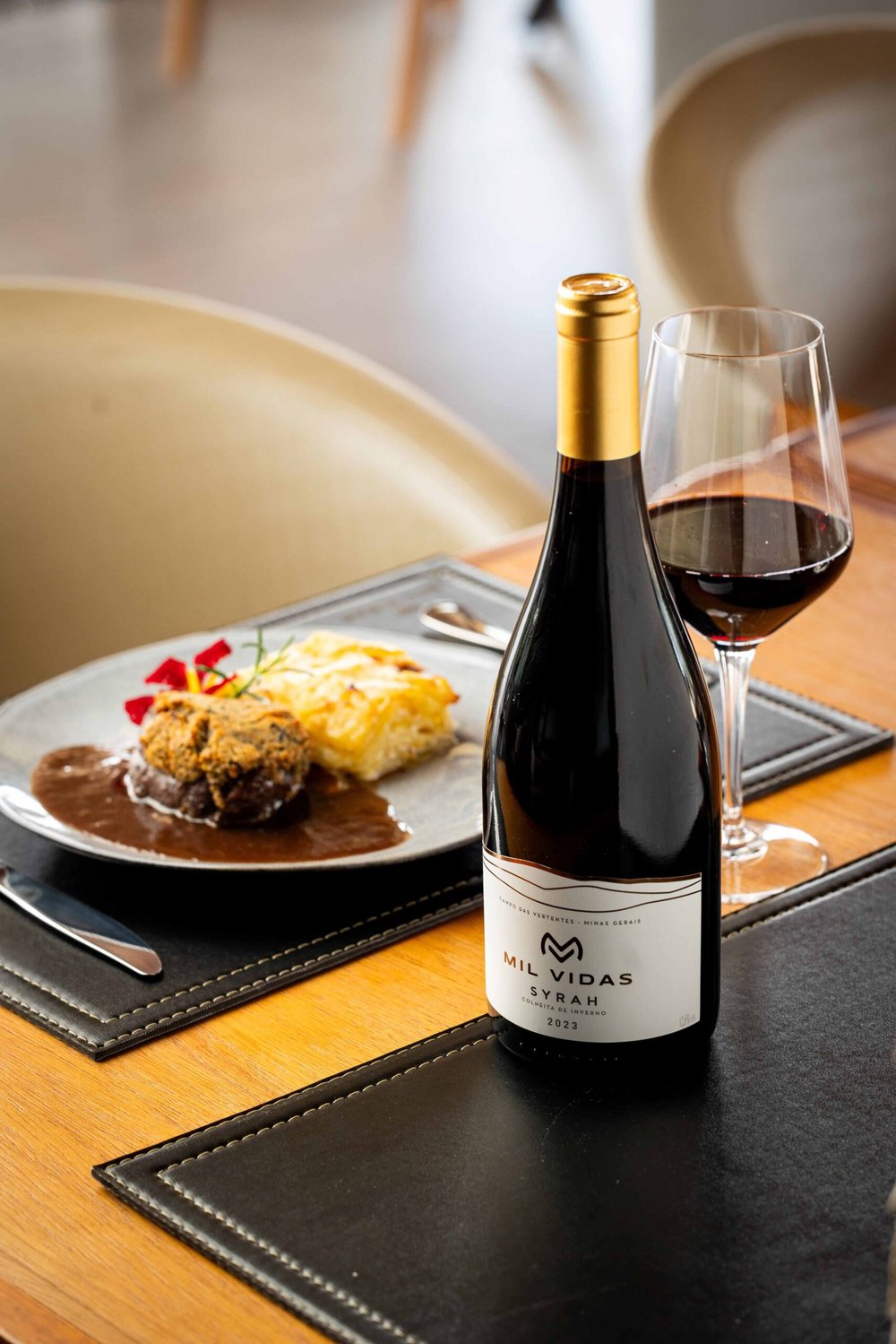 A Vinícola Mil Vidas é um refúgio de sabores, com vinhos artesanais e paisagens encantadoras para um dia perfeito.