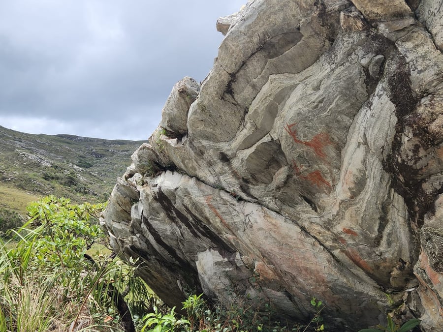 A Lapa revela marcas do tempo e da presença humana em plena natureza.