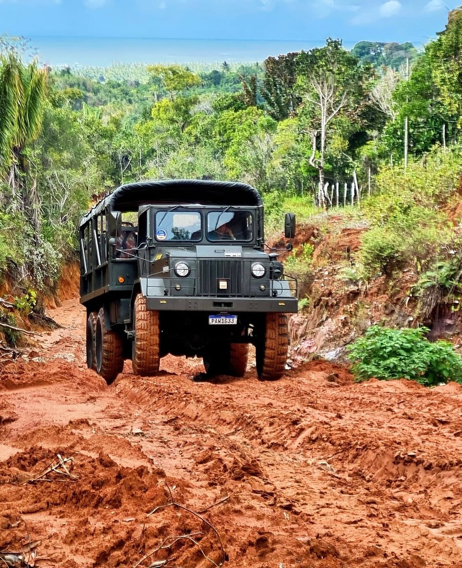 Embarque no Gamboa Full Experience 6x6 e descubra um dos roteiros mais completos de Morro de São Paulo, com aventura, natureza, praias e mirantes em um único passeio.