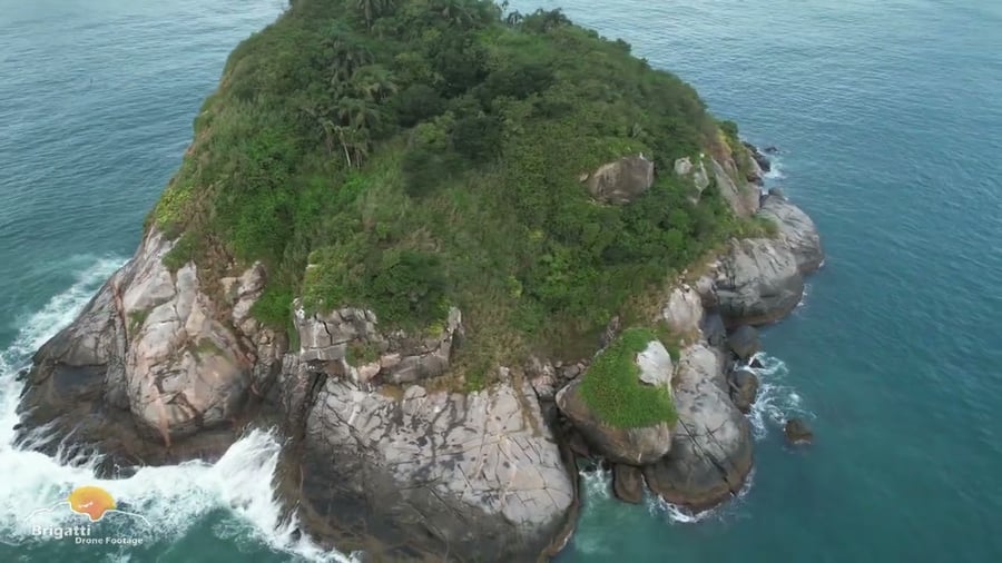 Ilha de Peças: A Sentinela de Granito entre a Prainha e o Grumari