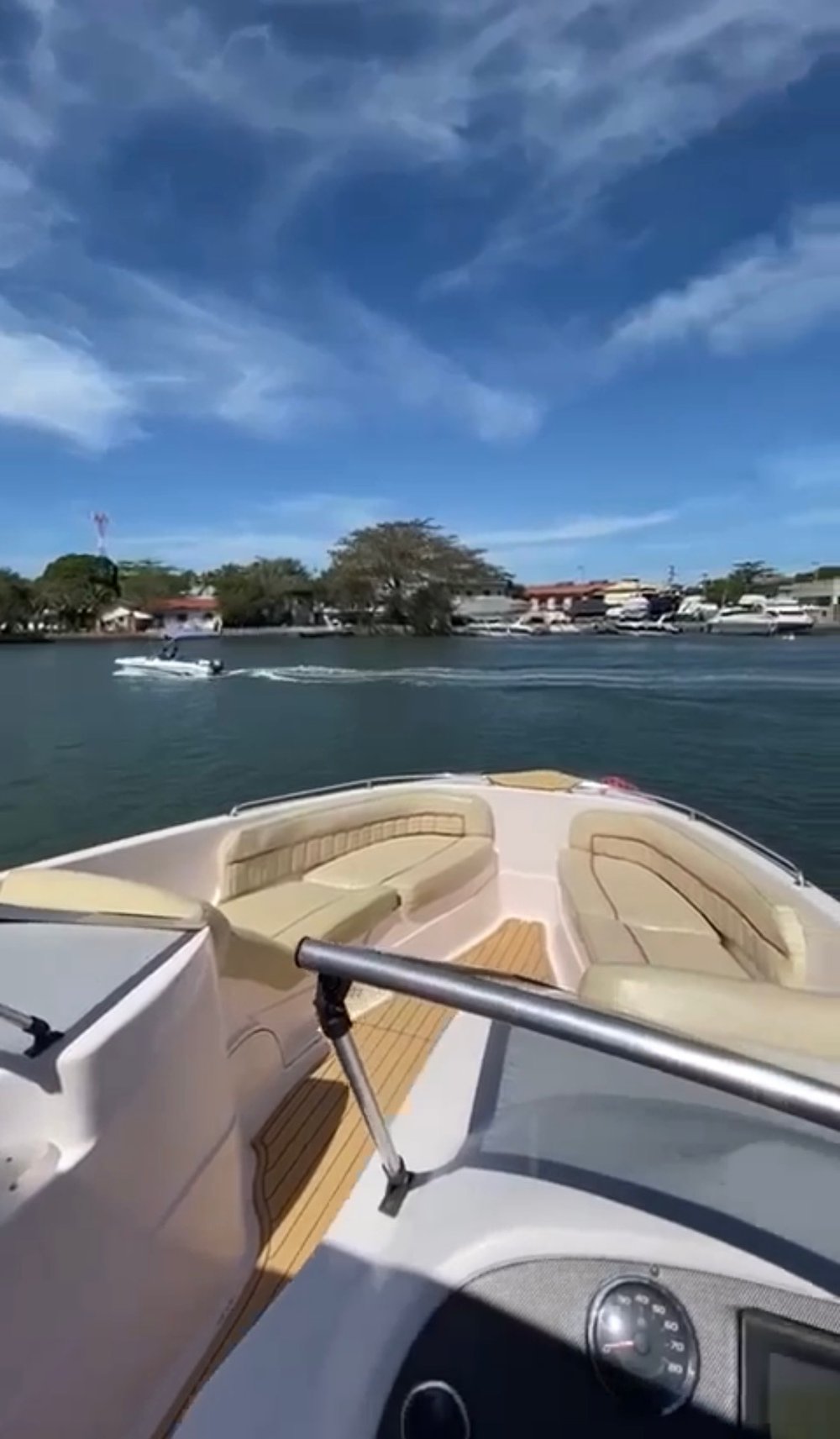 LANCHA PARA ATÉ 16 PASSAGEIROS EM ARRAIAL DO CABO