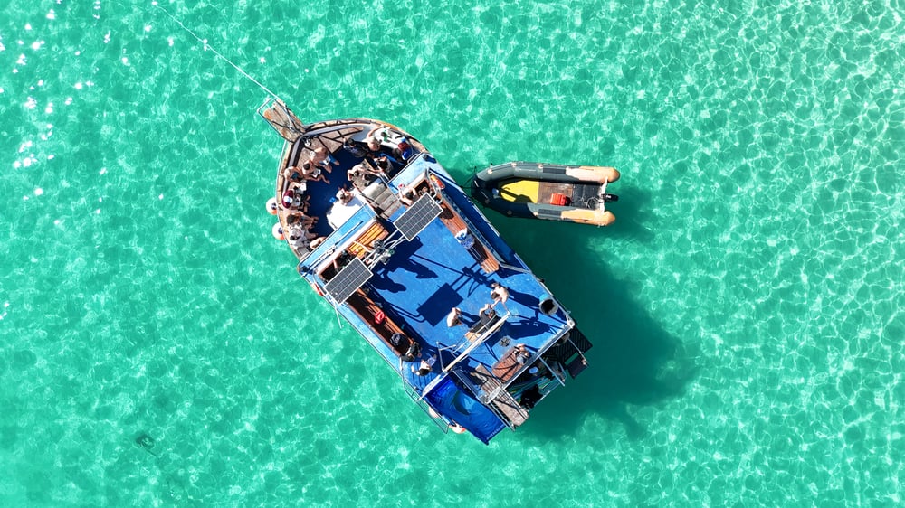 Passeio de Barco com Comida e Bebida em Arraial do Cabo