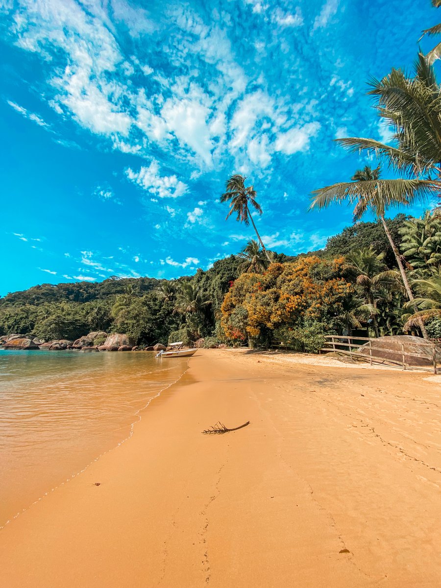 Praia do Pouso onde inicia a trilha