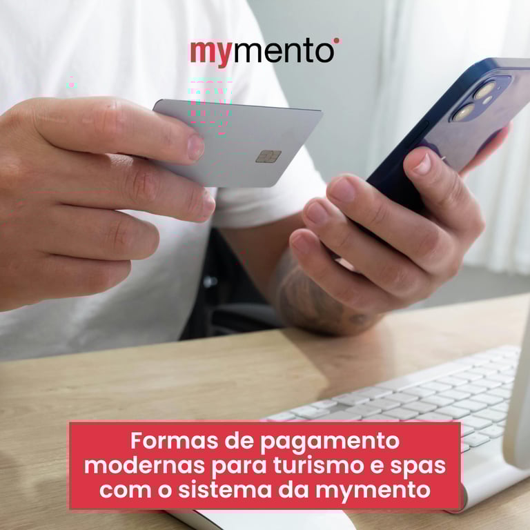 Cliente realizando pagamento com cartão de crédito pelo celular durante a compra de passeio ou serviço de spa.