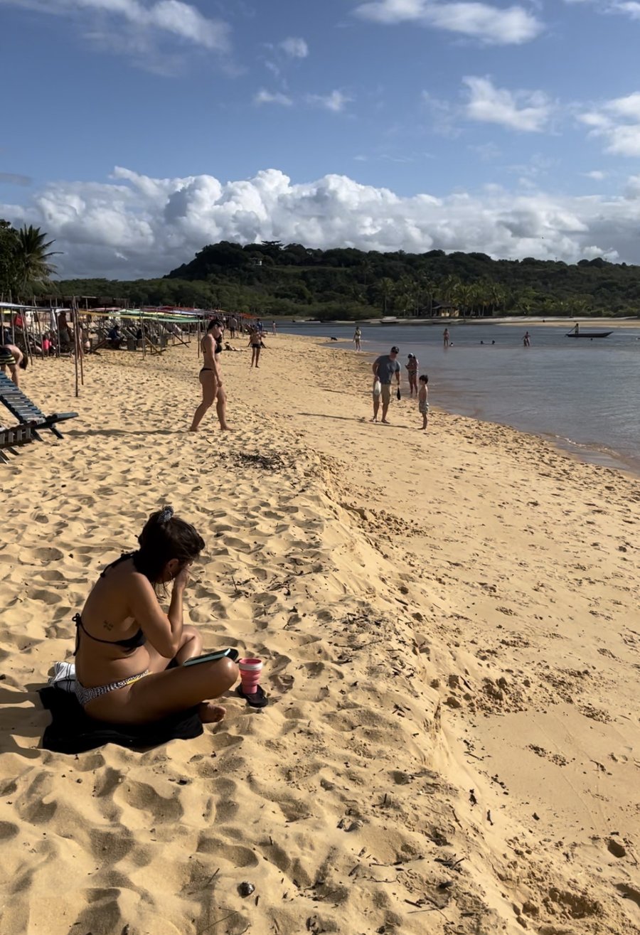 A praia de caraiva que encontra com o mar