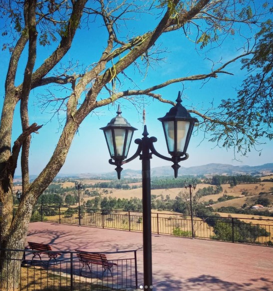 O Mirante de Cima, ou Mirante das Lajes, é um local em Resende Costa onde se é possível visualizar toda a cidade.