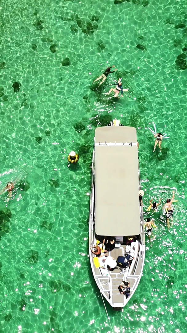 Nossas embarcações são confortáveis e pensadas no conforto e diversão .