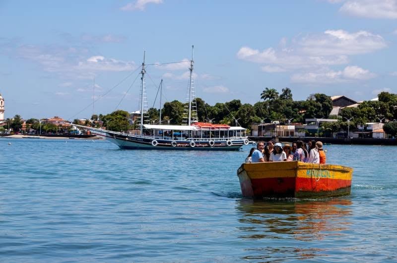Na Ilha de Itaparica você terá tempo para aproveitar a praia, conhecer o clima acolhedor da região e viver um pouco da cultura baiana.