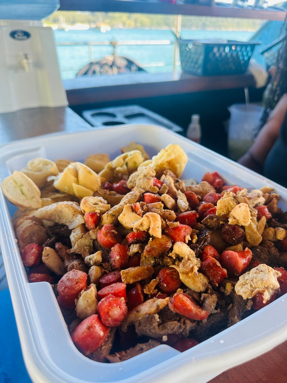 Passeio de Barco com Comida e Bebida em Arraial do Cabo