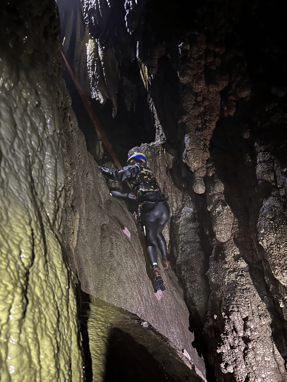 Rapel, flutuação e escalada na Caverna Lago Suspenso