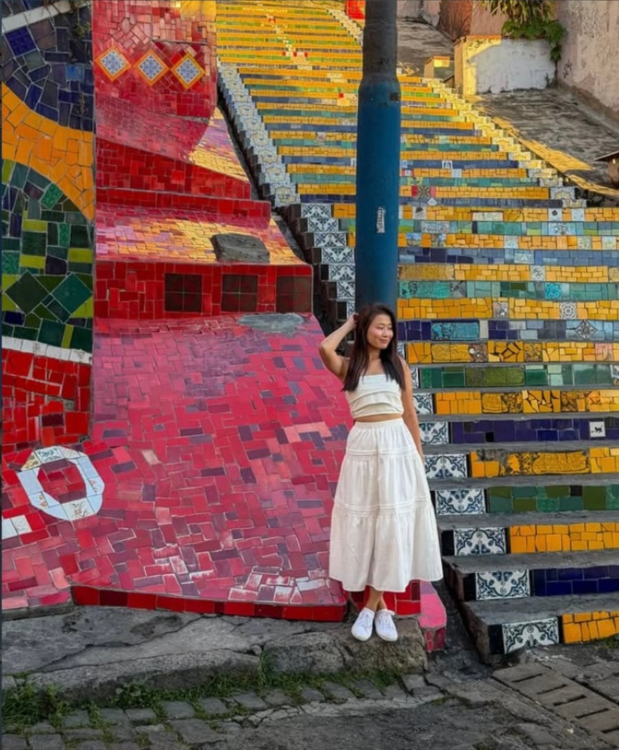 Ensaio lifestyle na Escadaria Selarón com registros espontâneos, estética carioca e paisagens urbanas cheias de personalidade.