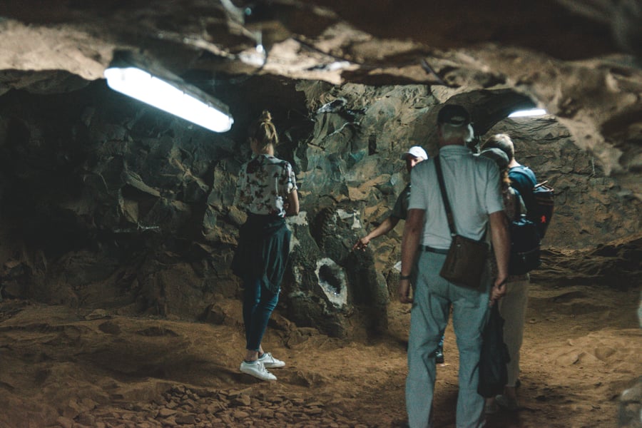 Turistas em visita dentro da mina