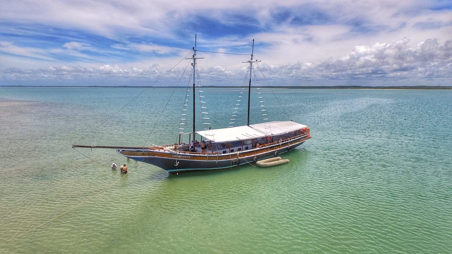  escunas que realiza o passeio para Coroa alta sem o piso superior
