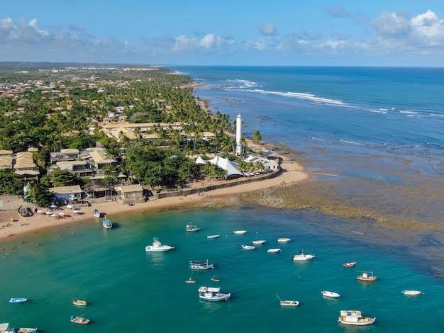 Passeio para uma das praias mais famosas e visitadas do litoral baiano.