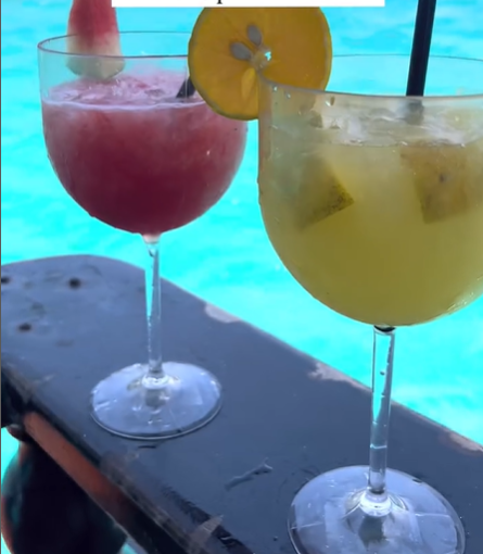 Bar a bordo com petiscos e drinks