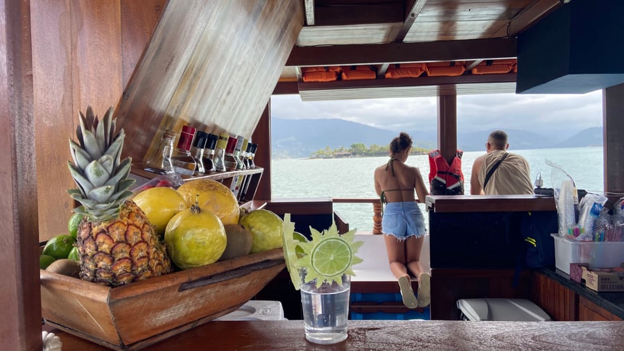 Bar disponivel a bordo - consumo cobrado a parte + taxa de servico (10%)