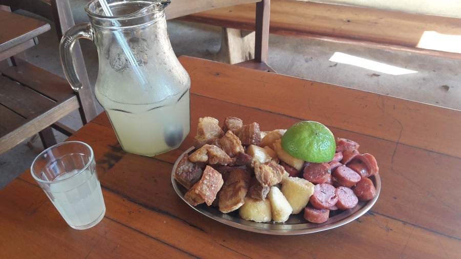 Tira-gosto e limonada 