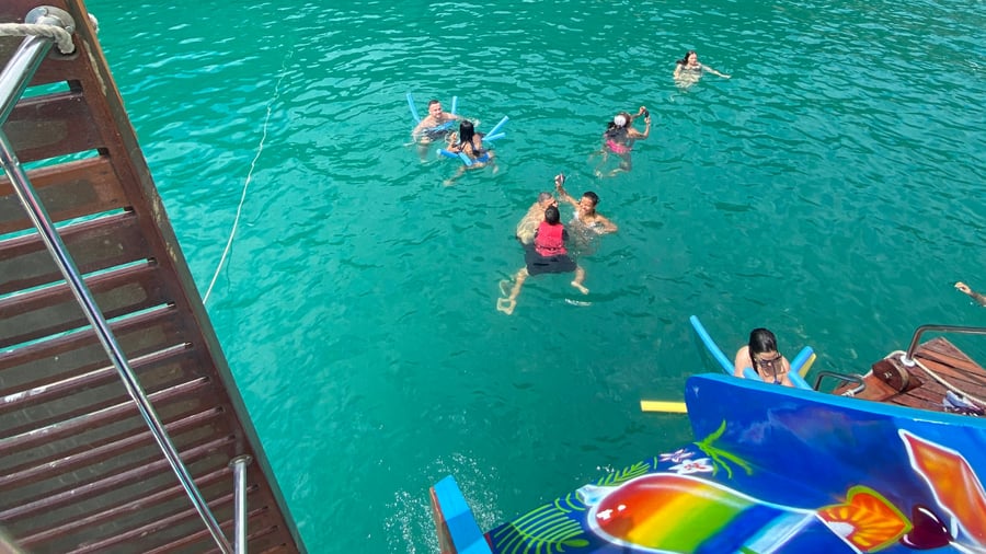 Ilha dos Cocos - Parada mais procurada dos passeios de escuna em Paraty