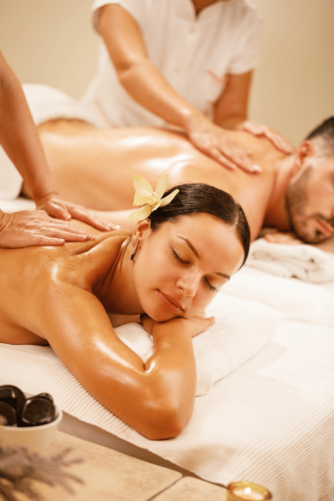 A experiência inclui sauna aromática, esfoliação, banho de imersão com sais, revitalização facial, massagem relaxante corporal e craniofacial, com espumante e frutas frescas e secas.