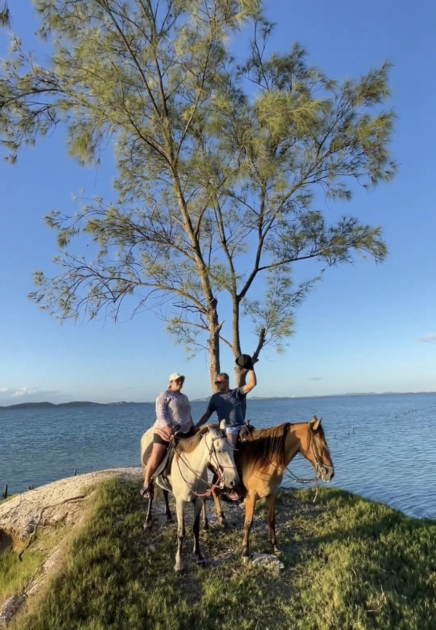 PASSEIO A CAVALO POR LAGOAS, SALINAS E PRAIAS EM MONTE ALTO