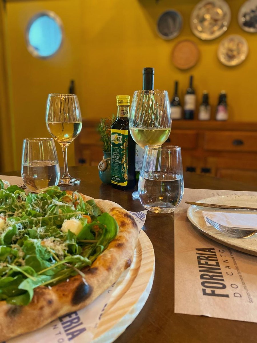 Pizzas de fermentação natural e uma seleção de vinhos de Amparo