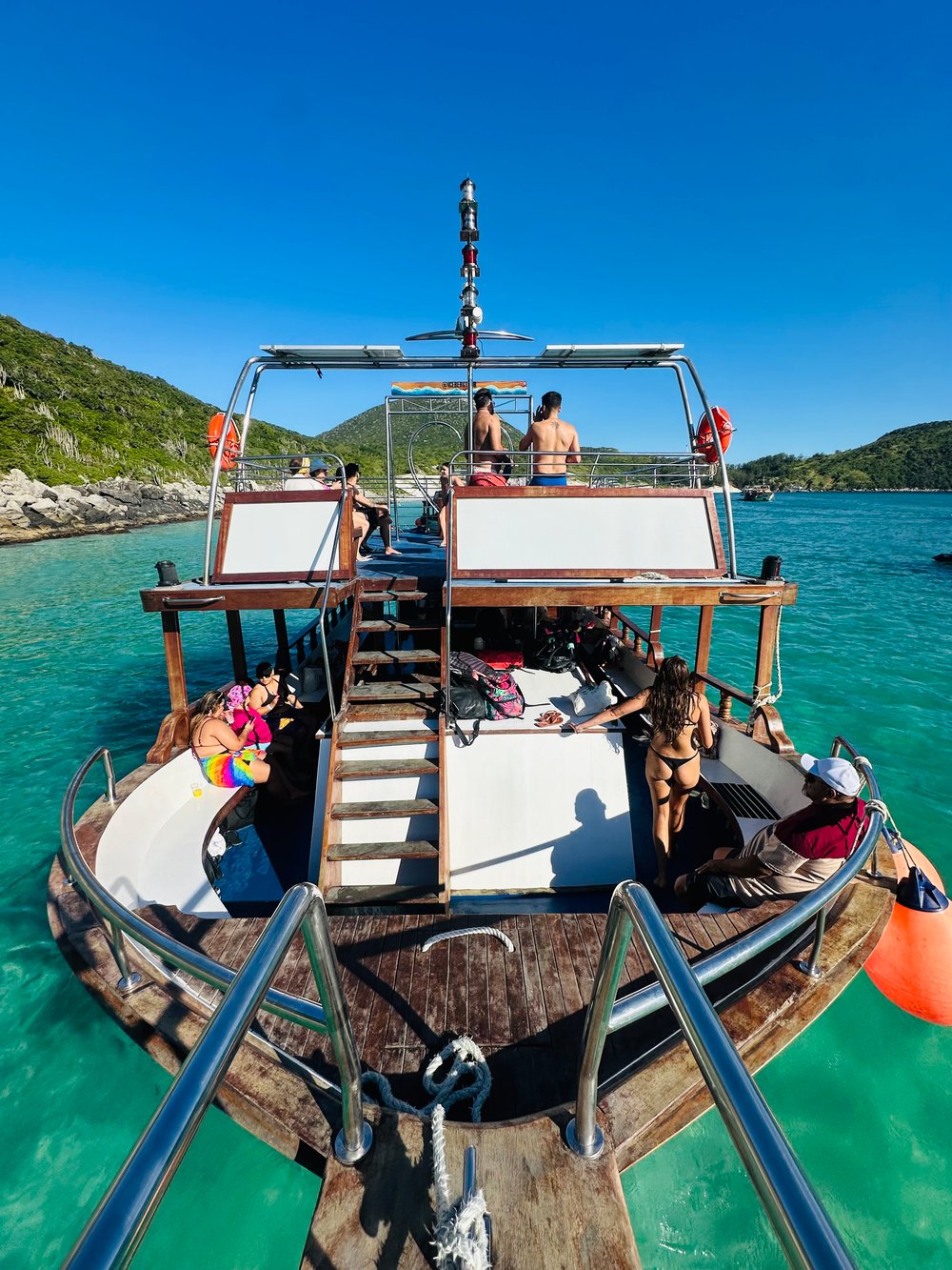 Passeio de Barco com Comida e Bebida em Arraial do Cabo