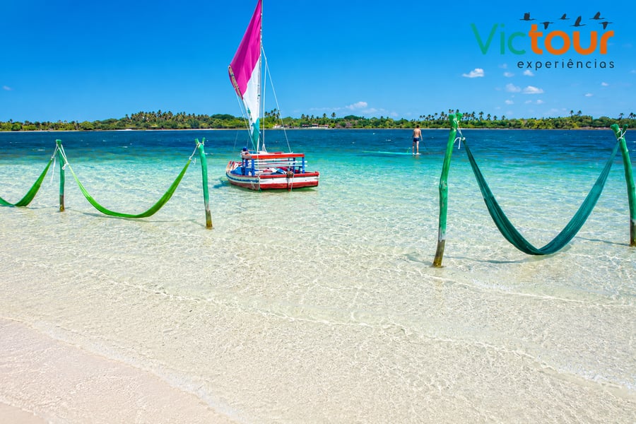A Lagoa do Paraíso fica em Jijoca de Jericoacoara (CE), a 30 km da vila. Conhecida pelas águas cristalinas e mornas e redes submersas, é ideal para banho e descanso. A região possui excelente infraestrutura com day use, restaurantes tradicionais