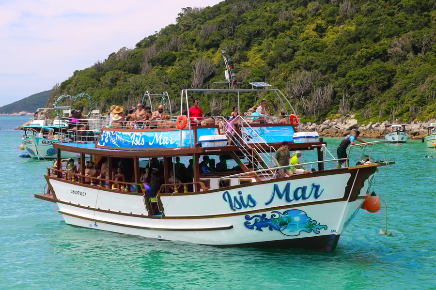 Passeio com toboágua e dois andares em Arraial do Cabo