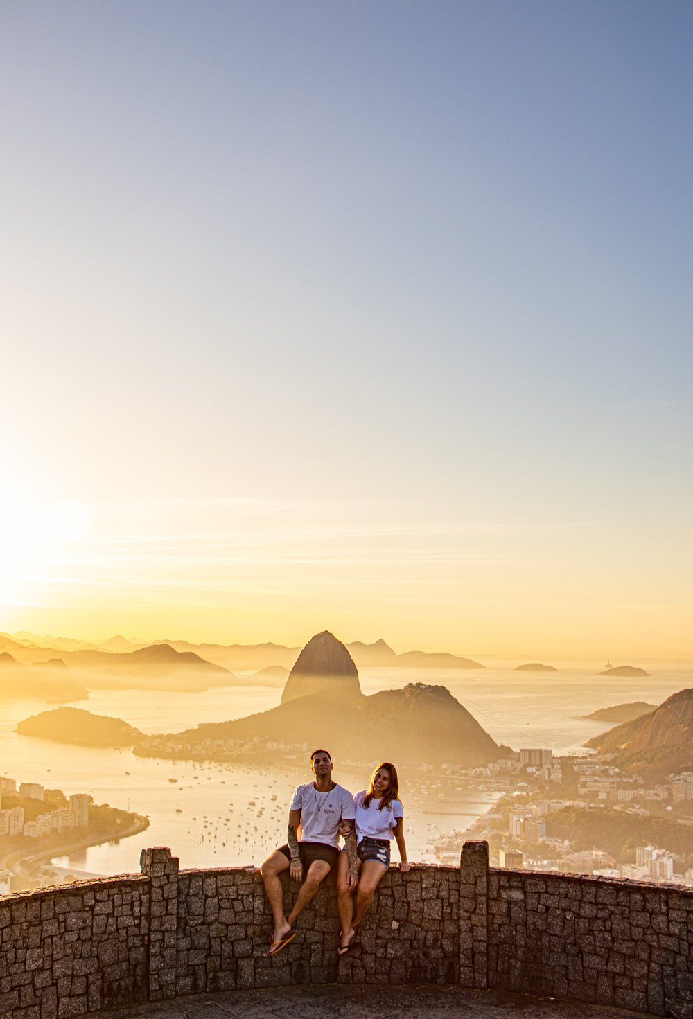 casal no nascer do sol no Mirante Dona Marta