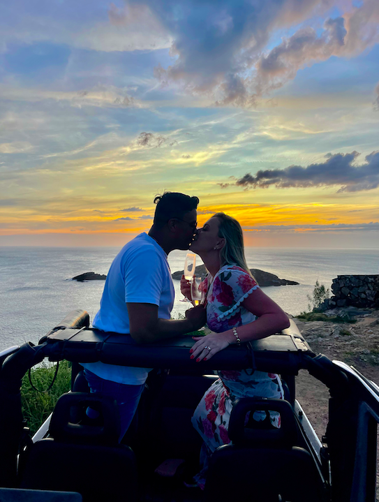 PASSEIO DE JEEP TROLLER COM ESPUMANTE NO POR DO SOL