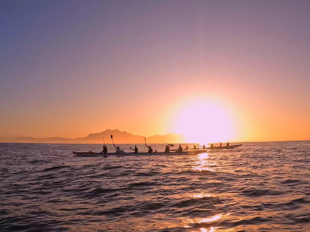 Performance na Aula de Canoa Havaiana