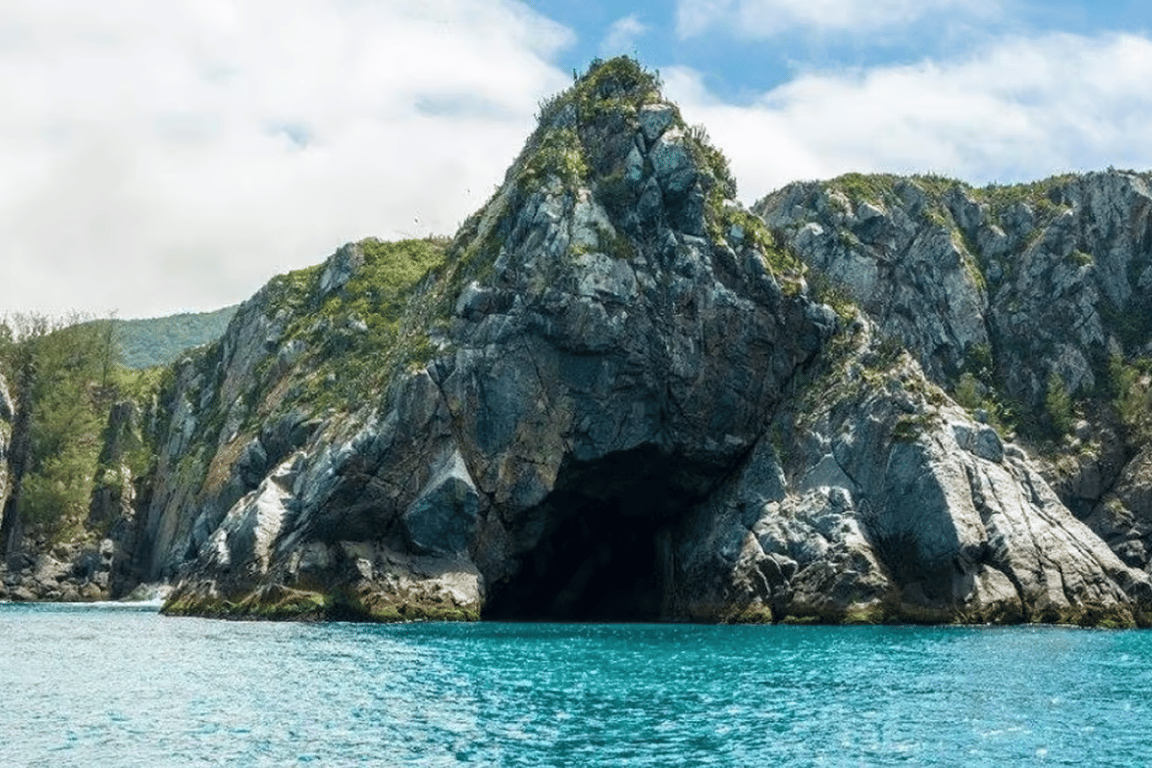 Gruta Azul, Praia do Forno e Mais: O Que Você Vai Ver em Arraial do Cabo Passeio de Escuna
