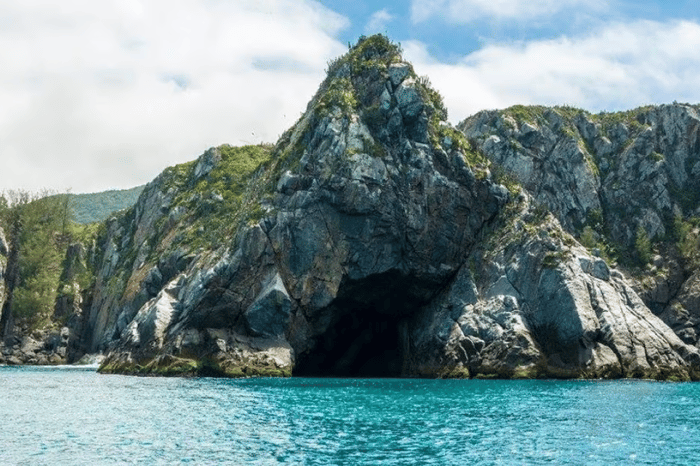 Gruta Azul, Praia do Forno e Mais: O Que Você Vai Ver em Arraial do Cabo Passeio de Escuna