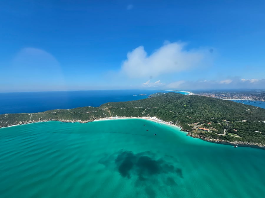 Sobrevoe as paradisíacas Prainhas do Pontal do Atalaia (Praia da Escadaria) em Arraial do Cabo e surpreenda-se com a transparência do mar turquesa e a areia branca do alto. Reserve com sinal de apenas 10%!