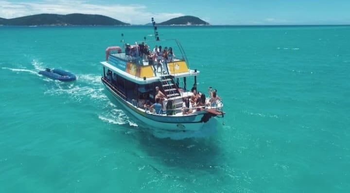 Embarcação OHANA  Venha conhecer o Caribe brasileiro em Arraial do Cabo❗️  ⛵️Nosso barco possui dois andares com cobertura no segundo andar, toboágua, balanços para foto, Wi-Fi, banheiro masculino e feminino, bar a bordo, animador e bote de apoio para desembarque nas praias. 🏖  🌊 Nosso roteiro 🔝 ✔️Ilha do farol  ✔️As Prainhas Pontal do Atalaia  ✔️Praia do Forno ✔️Perfil do Gorila  ✔️Fenda da Nossa Senhora  ✔️Impacto do Meteorito ✔️Gruta Azul  ✔️Gruta do Amor   ⏰O passeio tem duração de 4h. Cortesia: Wi-Fi e água durante todo o passeio.   📌 O embarque e o passeio podem sofrer alterações de acordo com as condições climáticas.  📌 Taxa de embarque de R$ 10,00 por passageiro não inclusa no valor do passeio, pago somente no dinheiro (gratuidade para menores de 5 anos e 60 anos de idade).   *Embarque: 10:30 h*  📌Check in 30min antes do horário do embarque.   📌 Havendo perda no horário do embarque não haverá reembolso.  📌Não é permitido a entrada de cooler, bolsa térmica, isopor, comida, bebida e aparelho de som.  📌Em caso de atraso ou falta dos mesmo ao fazer o check in no local, o valor do serviço prestado não é devolvido.  📌O sinal cobrado por pessoa não é devolvido em caso de desistência dos mesmo, nem abatido no valor dos demais, somente se a marinha cancelar o passeio.