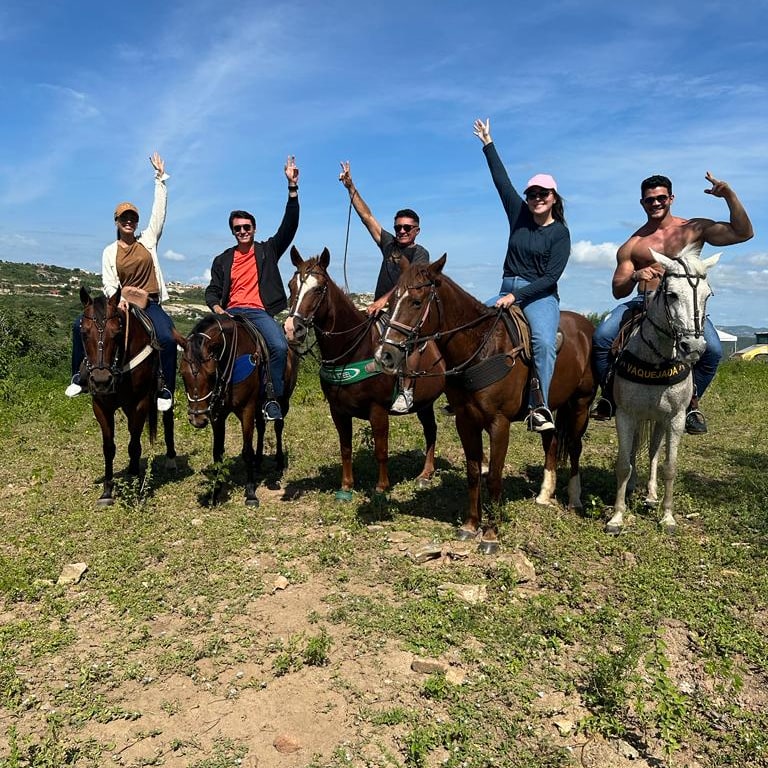 Passeio a cavalo em grupo