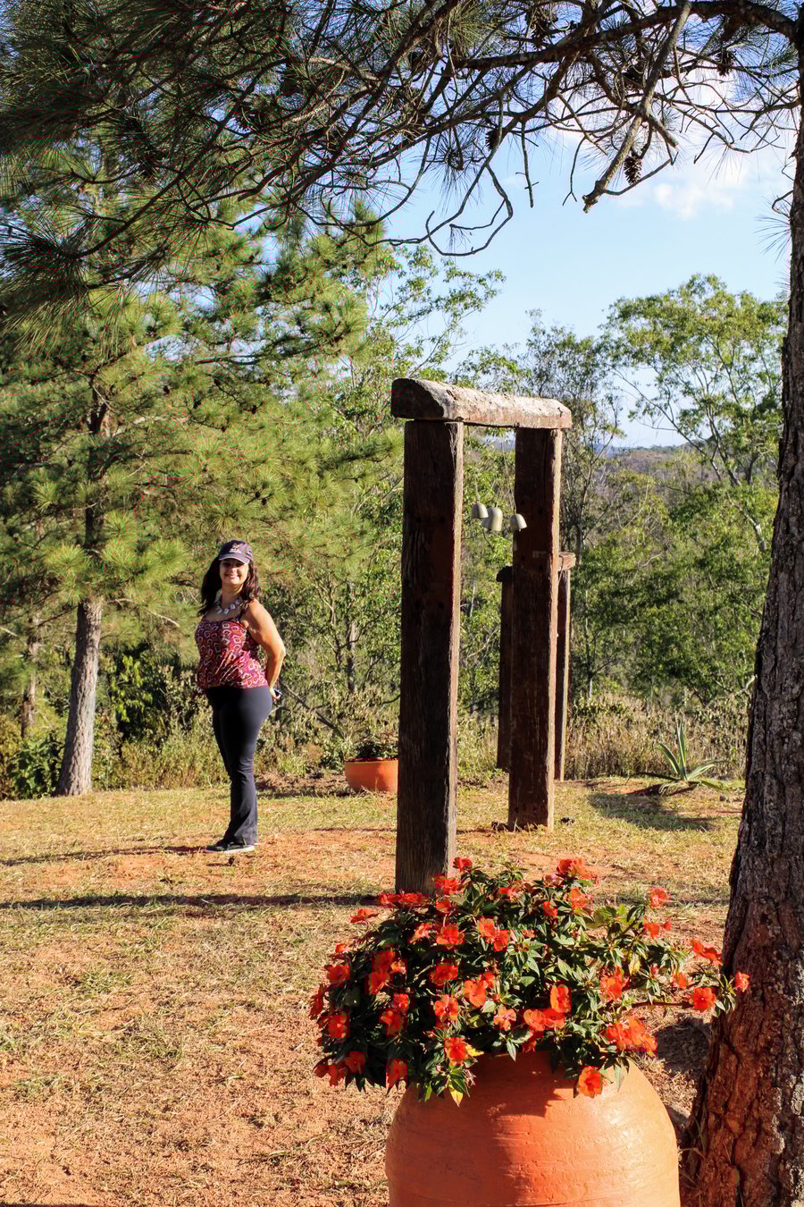 BOSQUE DOS EUCALIPTOS - TEIAS DE CORDA  Um bosque de eucaliptos centenários, com Teias para deitar e olhar a copa das árvores; e o Círculo do Agora, um símbolo de que o tempo é circular.