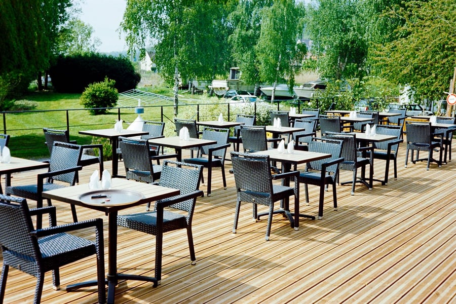 Almoço pé na areia – mesa no deck
