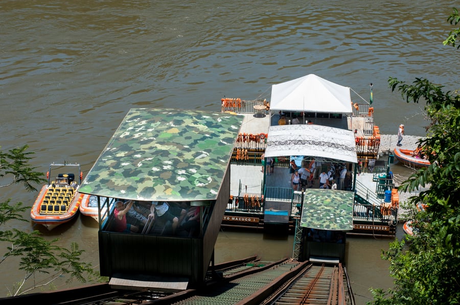 Teleférico para chegar até o barco, garante acessibilidade aos turistas