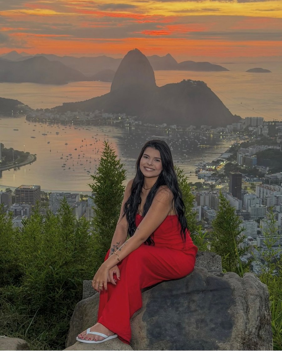 Ensaio fotográfico no pôr do sol no Rio de Janeiro. Fotos com iluminação natural e cenário deslumbrante no Mirante Dona Marta.