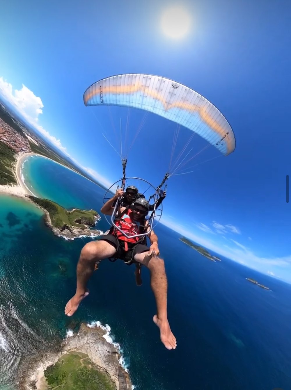 Vôo de Paramotor na Praia das Conchas (Cabo Frio) - @OndaArraial