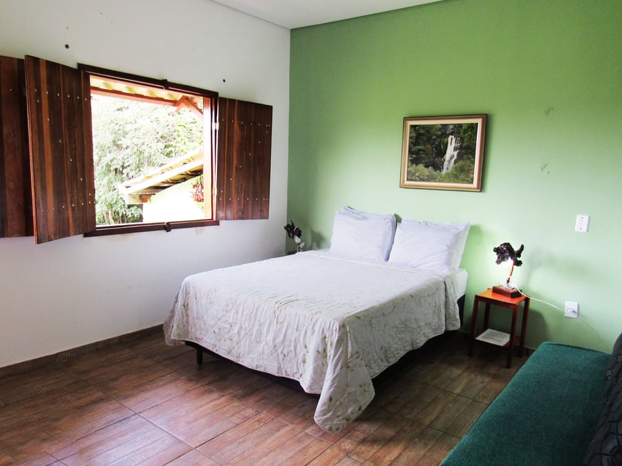 Ambientes amplos, organizados e pensados para o descanso, com camas confortáveis e tudo o que você precisa para recarregar as energias após um dia de experiências na serra.