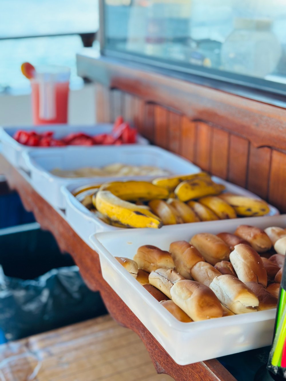 Passeio de Barco em Arraial do Cabo com Comida e Bebida inclusa