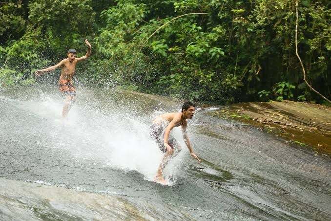 Descida da Cachoeira do Toboga, escorrega natural