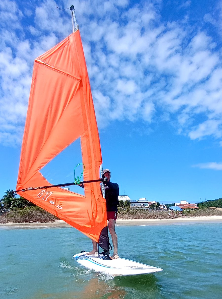 Sentir o vento no través e aprender a orçar (navegar contra o vento) é a base de todo bom windsurfista. Garanta a máxima flutuabilidade e controle na água: alugue nossos equipamentos modernos e sinta a diferença na sua evolução.